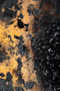 Mutfak sosu kabataslak arkaplanındaki ağır siyah pas tabakasını kapatın.