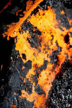 Mutfak sosu kabataslak arkaplanındaki ağır siyah pas tabakasını kapatın.