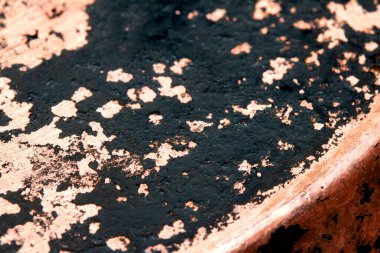 Mutfak sosu kabataslak arkaplanındaki ağır siyah pas tabakasını kapatın.