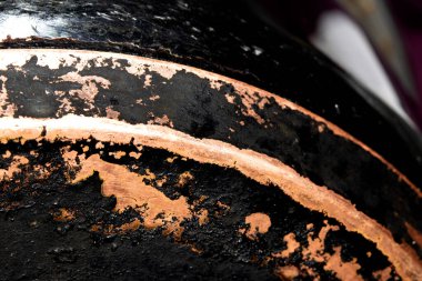 Mutfak sosu kabataslak arkaplanındaki ağır siyah pas tabakasını kapatın.