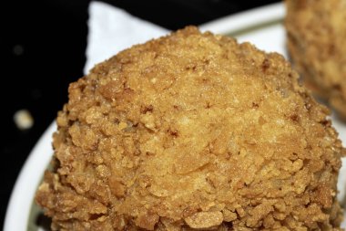 Çıtır İskoç Yumurta Vuruşu Yağda Kızarmış Altın Yumurta Sarısı ile Yakın