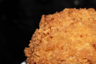 Çıtır İskoç Yumurta Vuruşu Yağda Kızarmış Altın Yumurta Sarısı ile Yakın