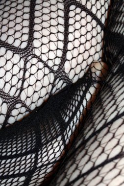 Cilt üzerindeki siyah balık ağı taytlarının kapanışı bacak kıvrımları soyut arkaplan kıvrımları yapar