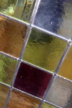 Soyut kare boyalı cam pencere bölümlerini çok renkli arkaplanı kapat