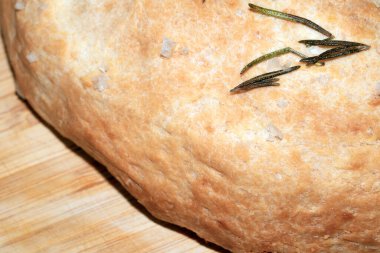 Ev yapımı Focaccia ekmeği fırında biberiyeyle pişirilmiş.