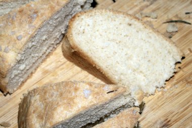 Ev yapımı Focaccia ekmeği fırında biberiyeyle pişirilmiş.