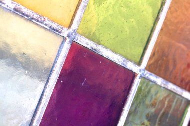 Soyut kare boyalı cam pencere bölümlerini çok renkli arkaplanı kapat