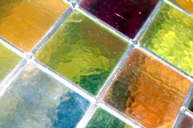 Soyut kare boyalı cam pencere bölümlerini çok renkli arkaplanı kapat