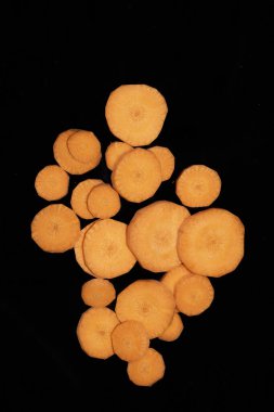 Dilimlenmiş Turuncu Havuç Siyah Arkaplanda Sebze Parçaları