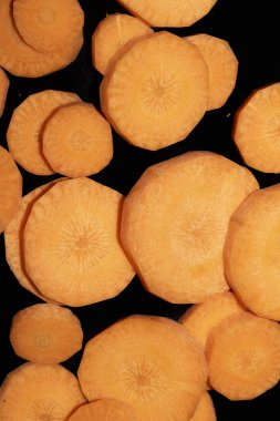 Dilimlenmiş Turuncu Havuç Siyah Arkaplanda Sebze Parçaları