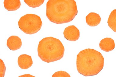 Dilimlenmiş Turuncu Havuç Beyaz Arkaplanda Sebze Parçaları