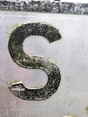 Sıkıntılı Durum Tipografisi ile Yazılan Sözcükler Fidye Harfi S Bulundu