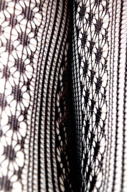 Cilt üzerindeki siyah dantelli balık ağı taytlarının kapanışı bacak kıvrımları soyut arkaplan