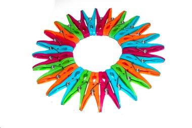 Renkli renkli elbise askıları beyaz arka planda çamaşır günü için yakın plan.