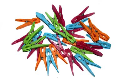 Renkli renkli elbise askıları beyaz arka planda çamaşır günü için yakın plan.