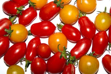 Evde yetişen domatesleri kevgir kevaşesinde pişirilmeyi bekleyen bir kasede yakın plan.