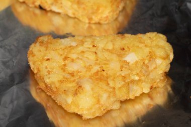 Teneke folyoyla fırından yeni çıkmış mücver kapağını kapat.