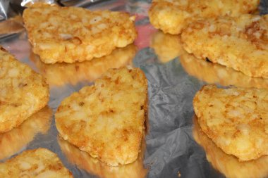 Teneke folyoyla fırından yeni çıkmış mücver kapağını kapat.