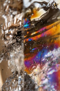 Kuvars kristal kaya parçasının yansıtıcı gökkuşağı ruhani ışığıyla güzel yakın çekimi