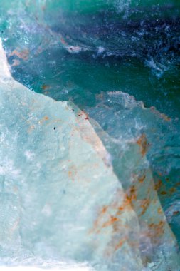 Kuvars kristal kaya parçasının yansıtıcı gökkuşağı ruhani ışığıyla güzel yakın çekimi