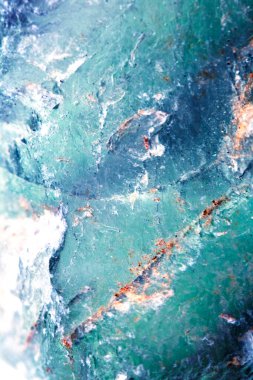 Kuvars kristal kaya parçasının yansıtıcı gökkuşağı ruhani ışığıyla güzel yakın çekimi