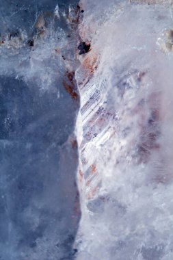 Kuvars kristal kaya parçasının yansıtıcı gökkuşağı ruhani ışığıyla güzel yakın çekimi