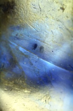 Kuvars kristal kaya parçasının yansıtıcı gökkuşağı ruhani ışığıyla güzel yakın çekimi