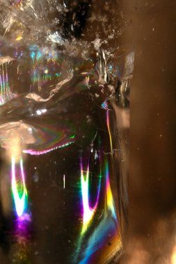 Kuvars kristal kaya parçasının yansıtıcı gökkuşağı ruhani ışığıyla güzel yakın çekimi