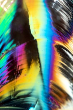 Kuvars kristal kaya parçasının güzel yakın çekimi yansıtıcı gökkuşağı holografik ruhsal ışık