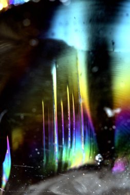 Kuvars kristal kaya parçasının güzel yakın çekimi yansıtıcı gökkuşağı holografik ruhsal ışık