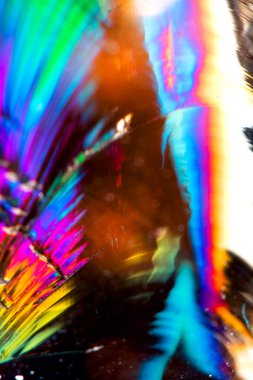 Kuvars kristal kaya parçasının güzel yakın çekimi yansıtıcı gökkuşağı holografik ruhsal ışık