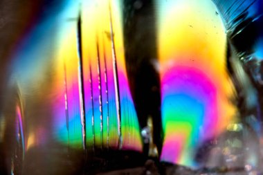 Kuvars kristal kaya parçasının güzel yakın çekimi yansıtıcı gökkuşağı holografik ruhsal ışık