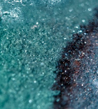 Kuvars kristal kaya parçasının yansıtıcı gökkuşağı ruhani ışığıyla güzel yakın çekimi