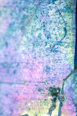 Kuvars kristal kaya parçasının yansıtıcı gökkuşağı ruhani ışığıyla güzel yakın çekimi