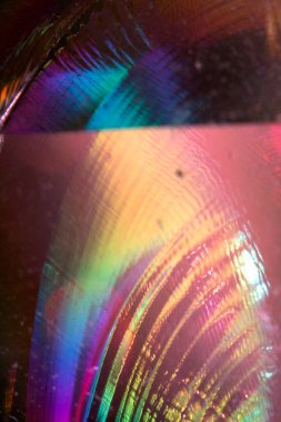 Kuvars kristal kaya parçasının güzel yakın çekimi yansıtıcı gökkuşağı holografik ruhsal ışık