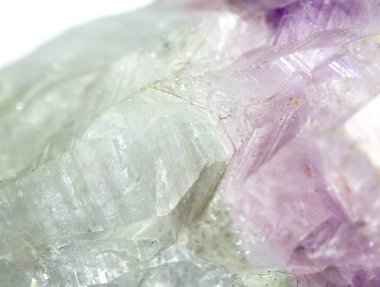 Kuvars kristal kaya parçasının yansıtıcı gökkuşağı ruhani ışığıyla güzel yakın çekimi