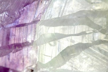 Kuvars kristal kaya parçasının yansıtıcı gökkuşağı ruhani ışığıyla güzel yakın çekimi