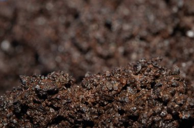 Toprak ya da çamur gibi görünen ıslak kahve öğütücülerini kapatın.