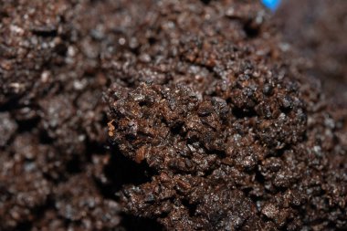 Toprak ya da çamur gibi görünen ıslak kahve öğütücülerini kapatın.