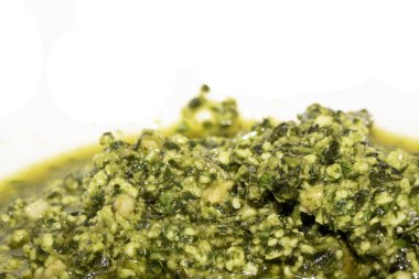 Makarna ya da gnocchi için taze ev yapımı pesto sosunu kapat.