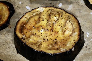 Kızarmış patlıcanlı patlıcan lokantasının kapağı hazır.