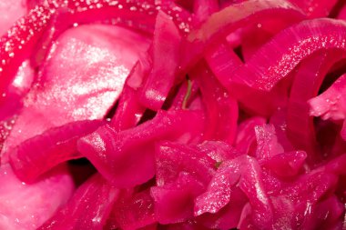 Beyaz arka planda doğranmış kırmızı lahana turşusunu kapat.