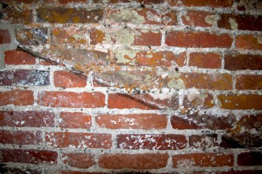 Dışarıdaki eskimiş tuğlaları koyu kırmızılar içinde kapatın.