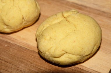 Çürük ekmek hamurunu kapat ve pişmiş çiğ top olmayı bekle.