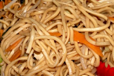 Yakın çekim ev yapımı ramen kızartılıyor.