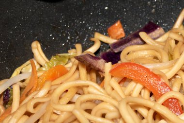 Yakın çekim ev yapımı ramen kızartılıyor.