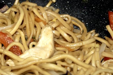 Yakın çekim ev yapımı ramen kızartılıyor.