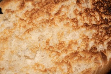 Hamburger için hazır kızarmış ekmeği yakın.