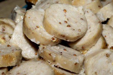 Dilimlenmiş biber sosisleri pişti ve pizza malzemesi olarak kullanılmaya hazır.