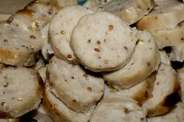 Dilimlenmiş biber sosisleri pişti ve pizza malzemesi olarak kullanılmaya hazır.